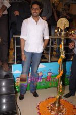 Abhishek Bachchan at Dum Maro Dum DVD launch in Shoppers Stop, Mumbai on 4th June 2011 (9)~0.JPG
